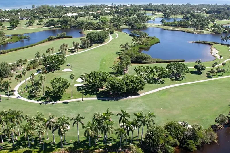 Are golf memberships included with homes in Jupiter?